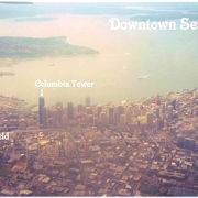 DTW to SEA　着陸時、シアトル・ダウンタウンがくっきりと！