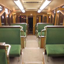 ケーブルカーの中。寒い日はガラスがある車両のほうがいいです。