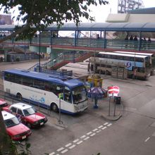 左上スターフェリー、後ろ連絡路、青いバスが中旅バス。