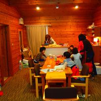 リビング。その両脇に2部屋づつ、計4つの寝室がある。