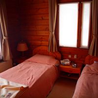 部屋。４畳半くらいの２ベッド。