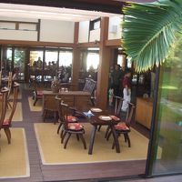 このホテルの楽しみは朝食。レストランはオープンテラス