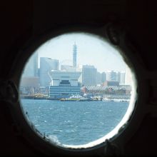 船内の丸窓から臨む横浜