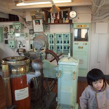 船内の操作室。氷川神社の神棚があります。