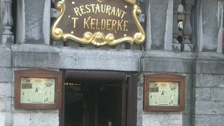 'T KELDERKE は広場の面する半地下のレストラン