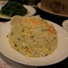 海老チャーハン。海老がプリプリ。