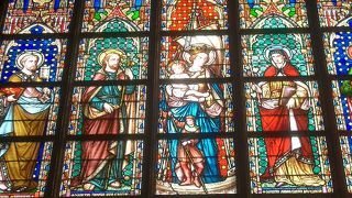 ゴシック風の建物とステンドグラスの美しいノートルダム・デュ・サブロン教会