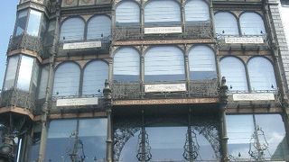 芸術の丘にたつ楽器博物館