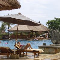 敷地内のプール。プールの向こうは海が広がっていている。