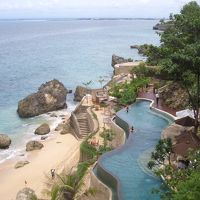 これはすごい！岸壁に作られたプール。海を眺めながらビール。