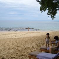 ホテル敷地内のプライベートビーチ。フロントから車で移動。