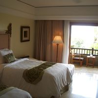 お部屋はコロニアル風。ベランダからは緑一面の広大な庭園。