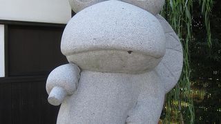 楽しいカエルの像が迎えています。