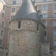 「黒い塔」は城壁の名残り