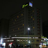 大きな交差点に立っています。ただ車止めがないので乗り降りは。