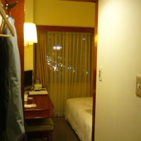 机とベッド　まあ普通のビジネスホテルです。