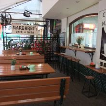 ガラ空きのテラス席