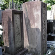 奥側に先生之墓とあります。