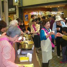 倉敷おかみさん会　ビオス憩いの広場で甘酒（無料）のおもてなし