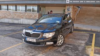 タクシーはおんぼろだが，ハイヤーはいいし比較的安い