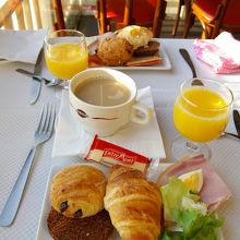 ホテル宿泊者の朝食ビュッフェ。ヨーグルトやフルーツもあった。