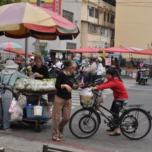 湖の北側、にぎわう市場