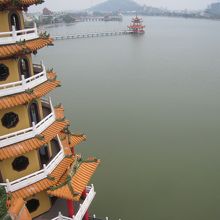 龍虎塔から湖を見る