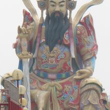 湖の上に鎮座する玄天上帝神像