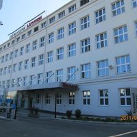 一見マンションか病院風です