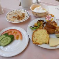 ビュッフェの朝食です。パンプディング(?)がおいしかったです