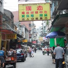 こんな感じ。細い道だと油断してはダメです。バスも通ります。