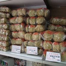 「喜臨門麺家」親切な店員さんが相談にのってくれます