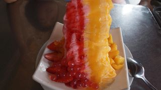 ひと休みはここで。山盛りのマンゴー・カチャンが美味しい。