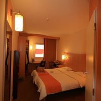 清潔で、収納ボックスが充実した部屋です。