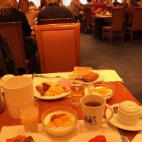 バイキングの種類はかなり豊富で大満足！年配の旅行者でいっぱい