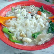 これはキシメン風ライス・ヌードル。華人は細いヌードルを食す。