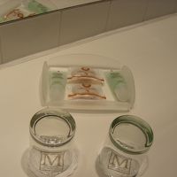 グラスが安っぽくないのも嬉しい。ワイングラスも備わっている