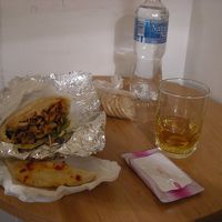 近くにケバブ屋、すぐ前のケレティでも食料が買える