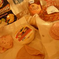 冷蔵庫があるので、ハムやワインを冷せる