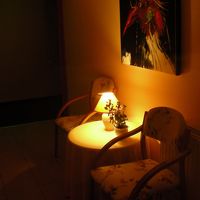 共用スペースにあるテーブルと椅子