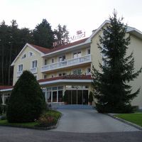 緑に囲まれたホテル。近くに小川も流れている