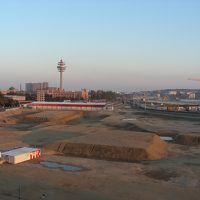 前は工事中だが空き地なので、遠くまで見渡せる