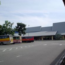 マラッカからの中・長距離、マラッカ市内へのバスが発着する