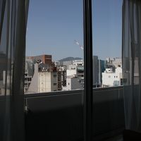 天井から床までの大きい窓。他、雪見格子の部屋も有り。