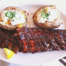 リブとベイクドポテト