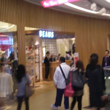 エスカレーターのすぐそば！