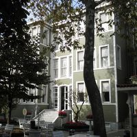 中庭から見た外観。中庭からとなりのハンドクラフトセンターへ行