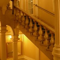 レトロな階段。なかなか良い。