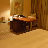 立派なデスク。この左、ベッドから見れる位置に大きなテレビがあ