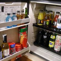 豊富なミニバー。それほど高くないので気軽に利用できる